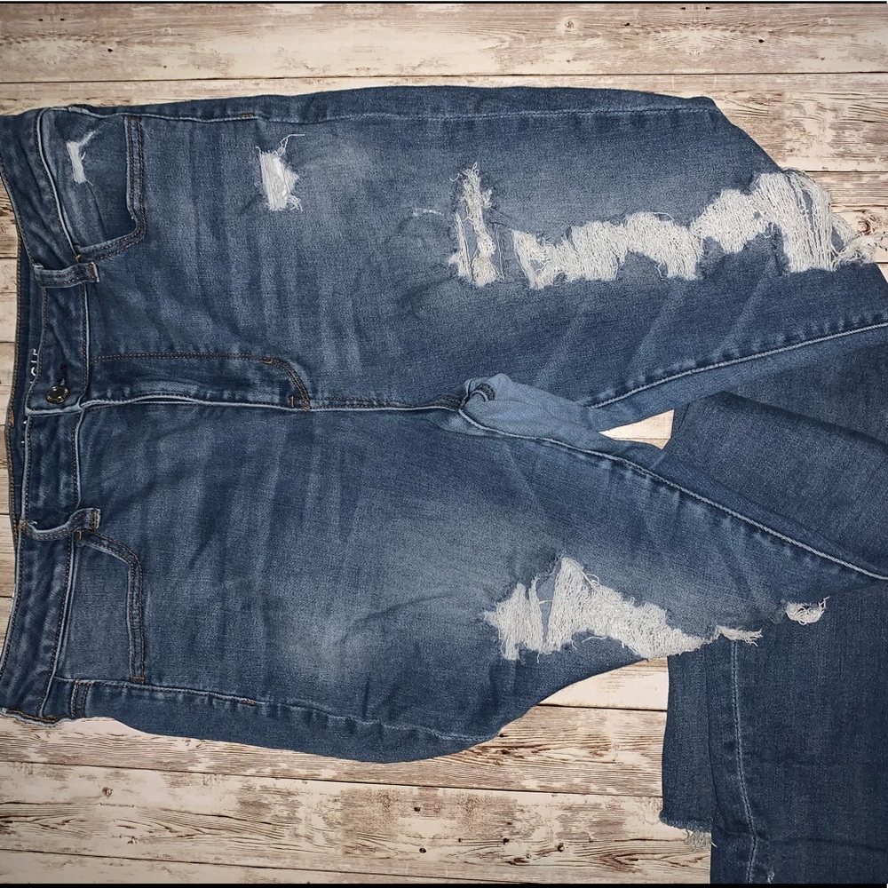 LIGHTLY USED ✨ AE RIPPED JEANS